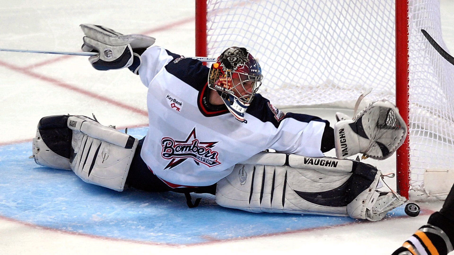 漫展期间街头篮球“英雄局” 裁判也cos成NPC